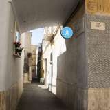 ...un reticolo di stradine a chianche costellate da basse palazzine con minuscoli balconi. Un vero e proprio centro storico quindi, che identifica non certo un quartiere ma un vero e proprio paese